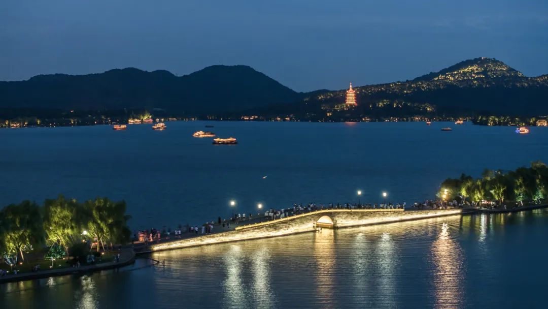 看亚运游杭州# 夜游西湖,别有一番风景.
