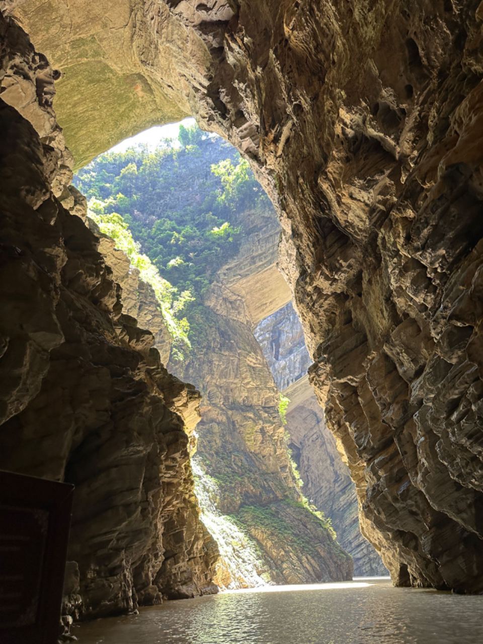 城市大峡谷蒲花暗河图片