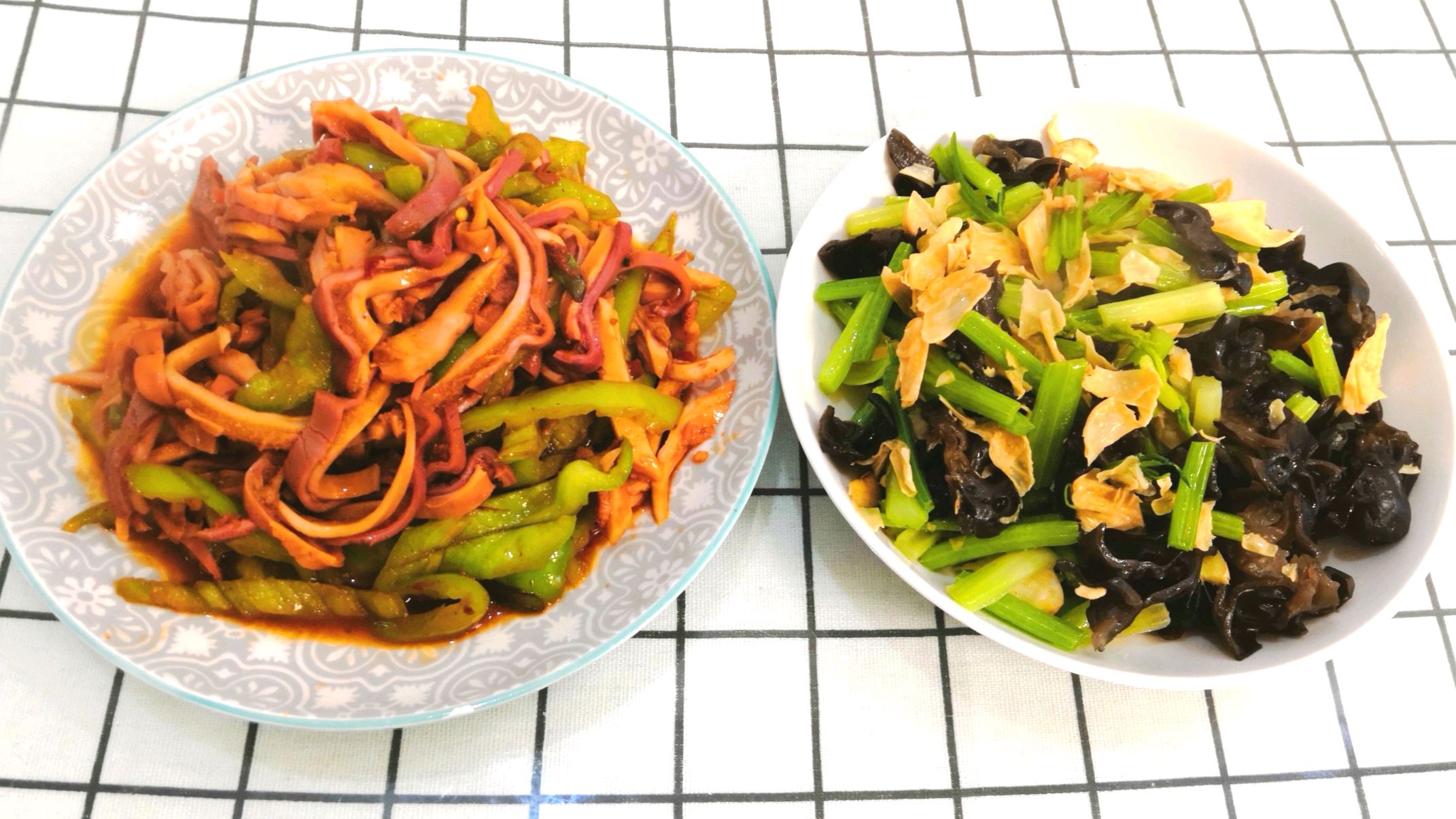今日菜单:香辣肚丝和素炒什锦菜,一荤一素一香辣味浓一清脆爽口