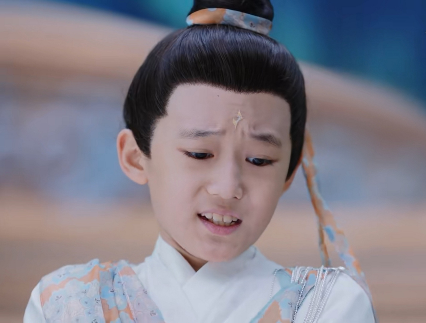 在电视剧《长月烬明》第13集中,时间之神稷泽的小神童犯了错误,稷泽让