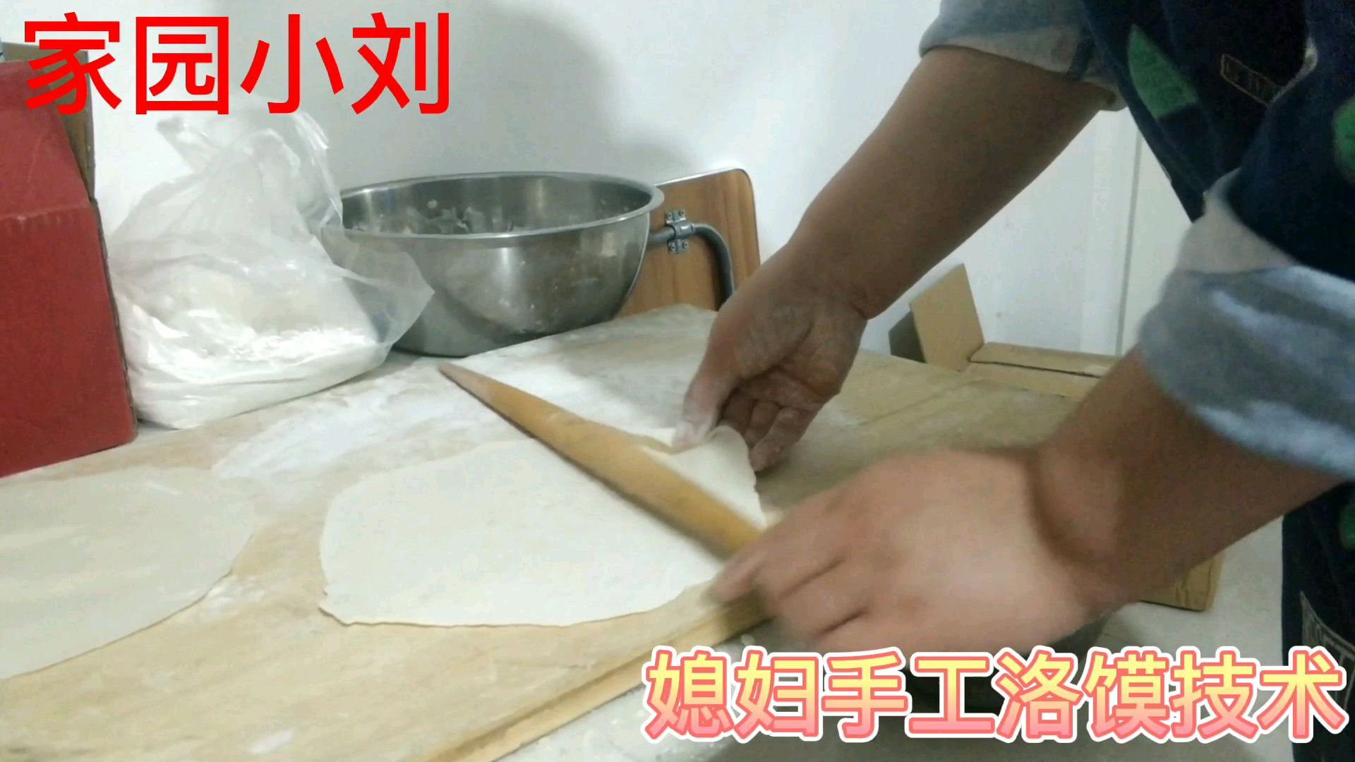 媳妇公开分享手工洛馍技术,早饭洛馍卷鸭蛋紫菜汤,吃过瘾了