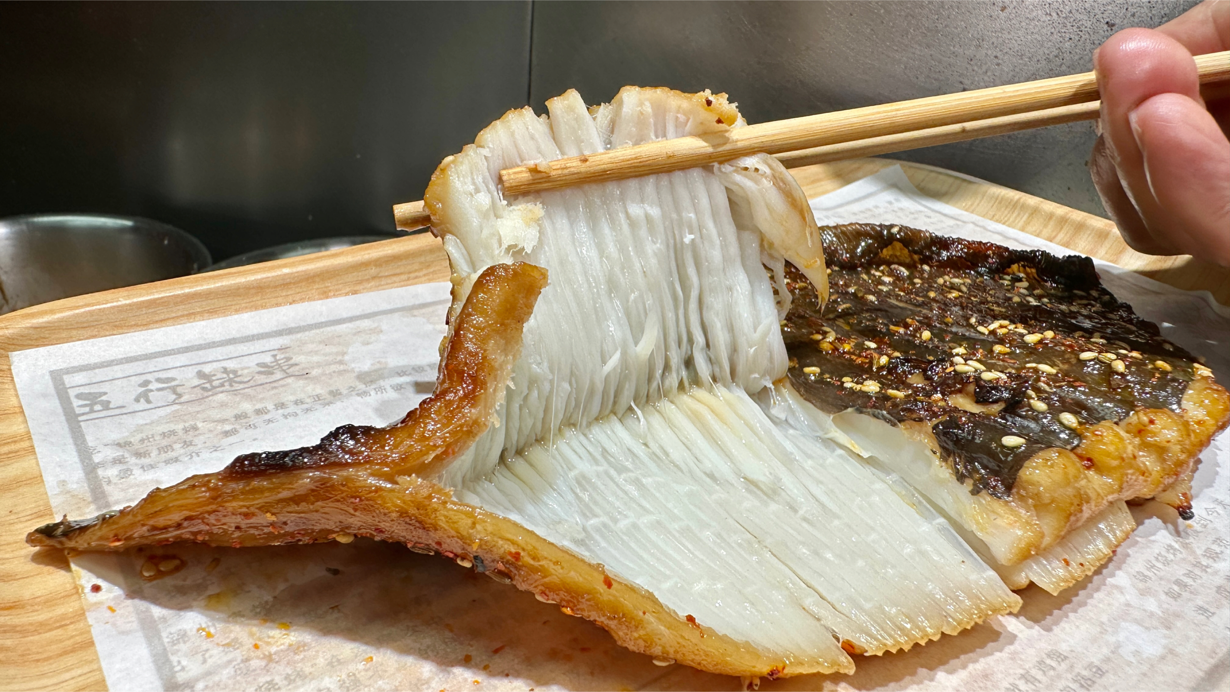 鲜香味美鲜嫩爽滑的碳烤鲽鱼翅配方与烤制技巧