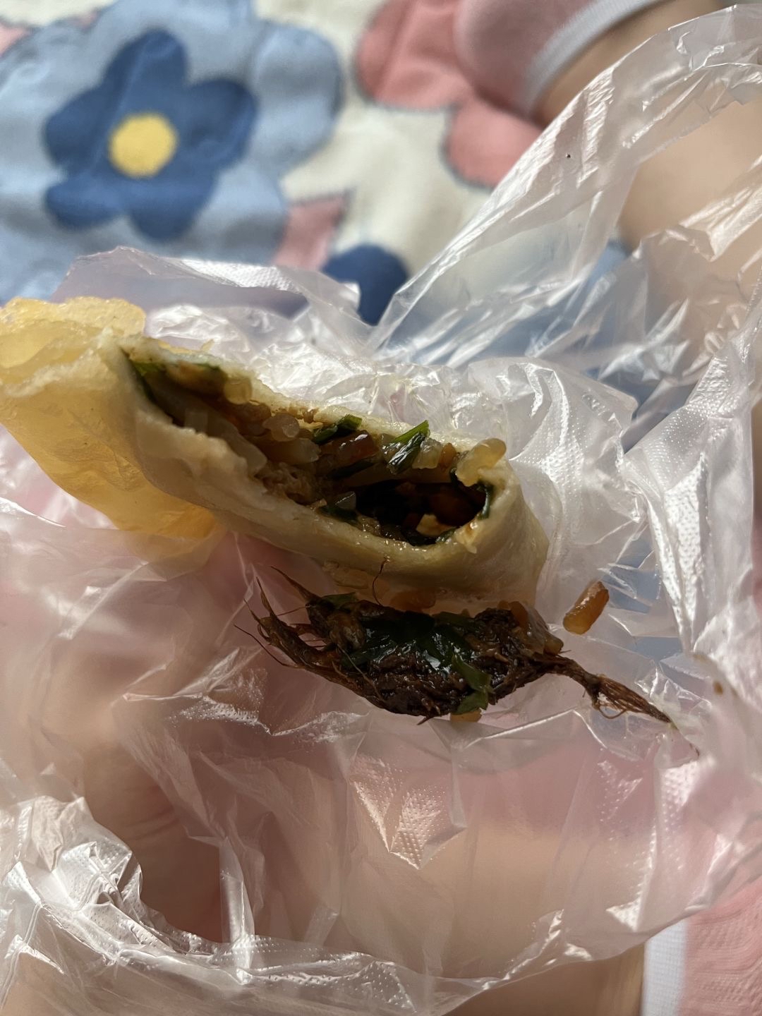 吃个饼居然有一颗槟榔差点吐了