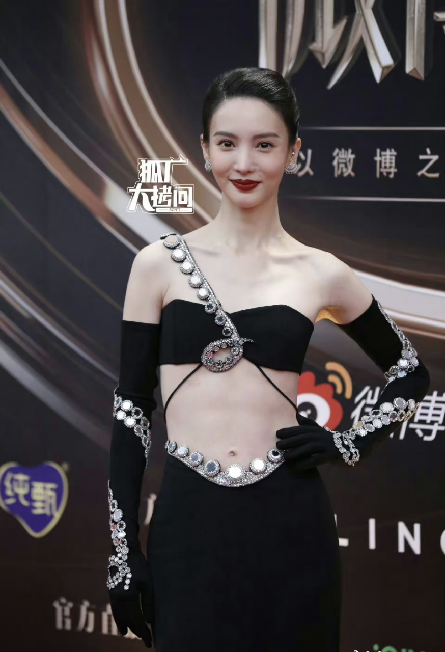 金晨生图状态,腹肌若隐若现