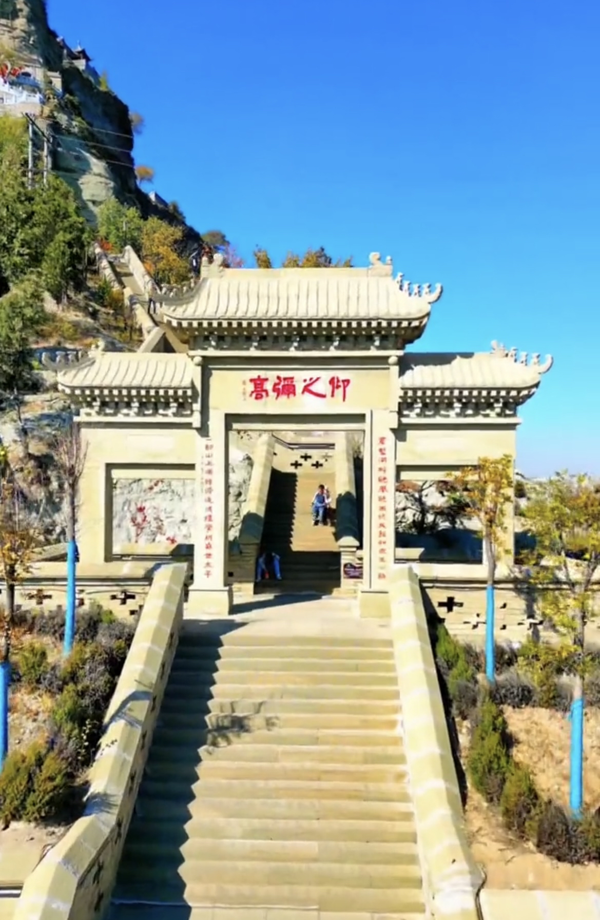 位于陕西省榆林市神木县内,距离神木市约一公里