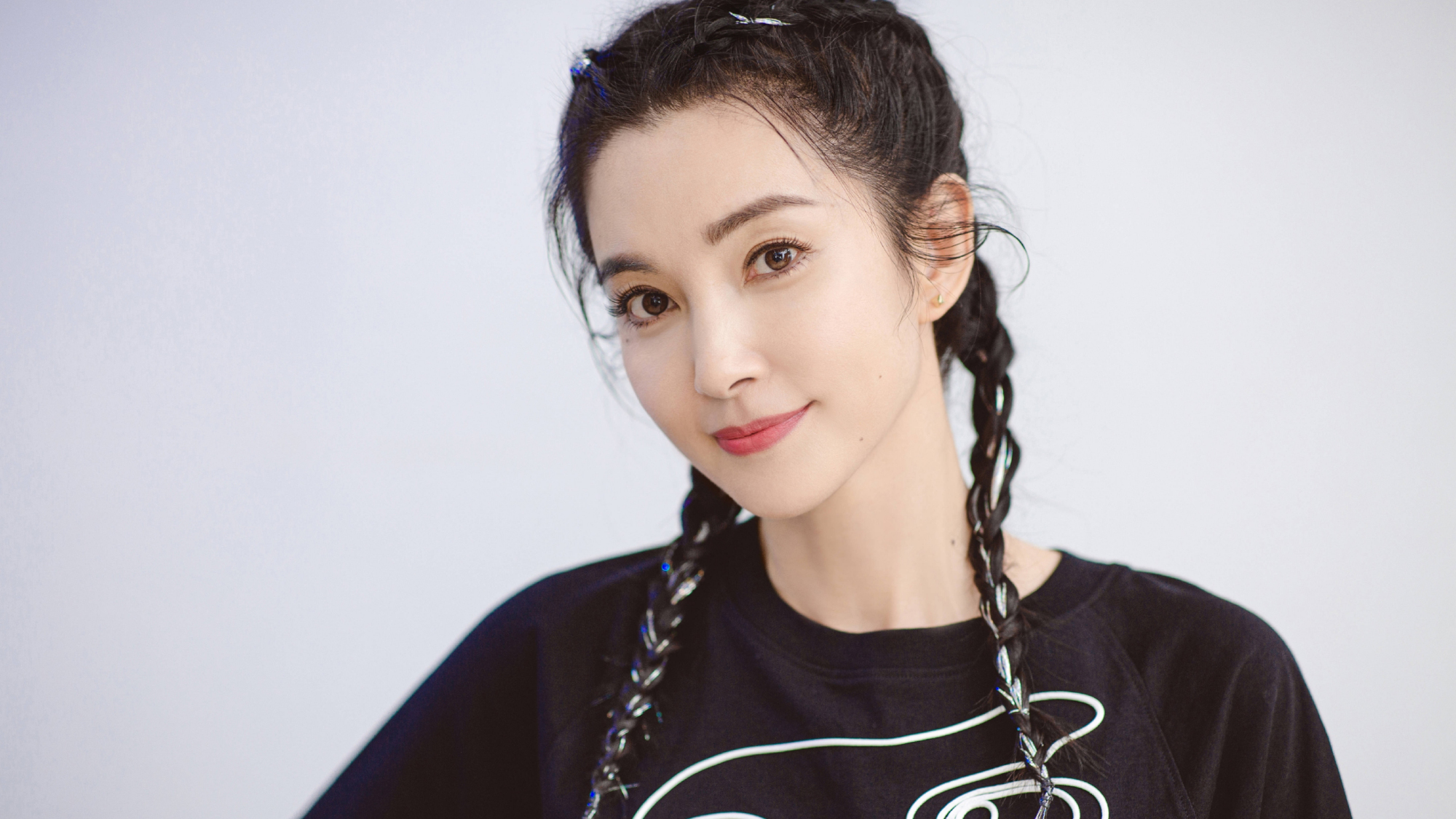 演员李冰冰,演技精湛,印象最深刻的是《风声》中的角色