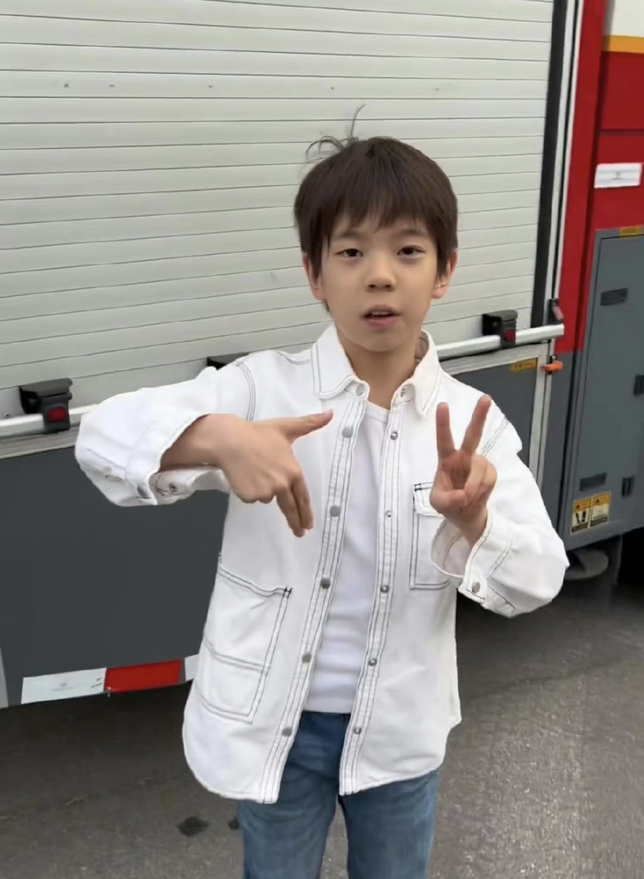 嗯哼近照,更像爸爸一些