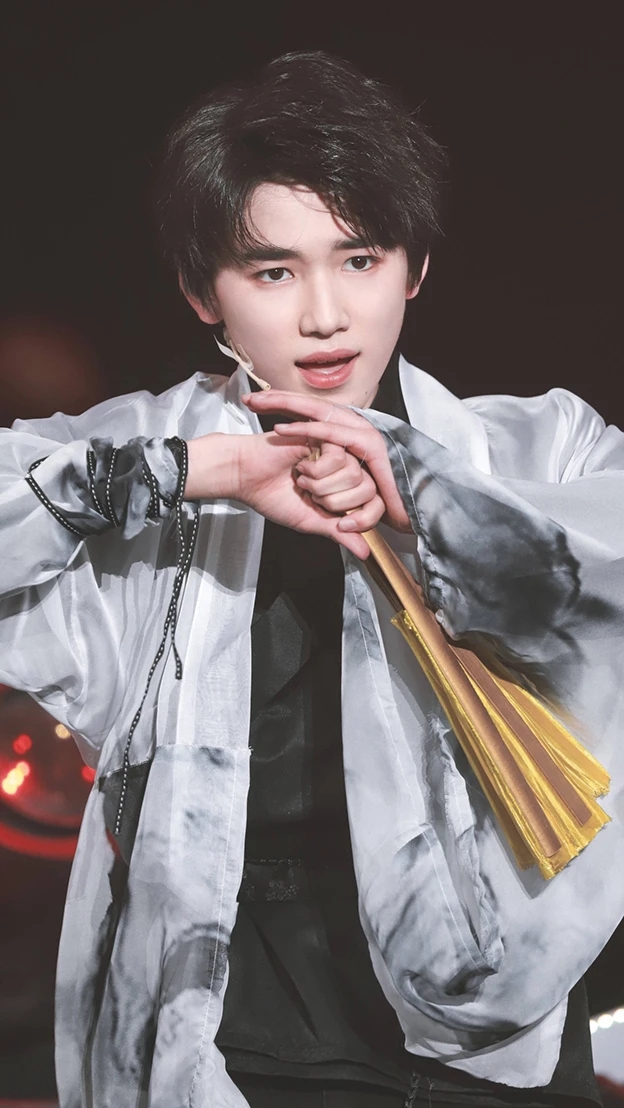 时代少年团宋亚轩舞台图片:养成系少年是真的很美好啊