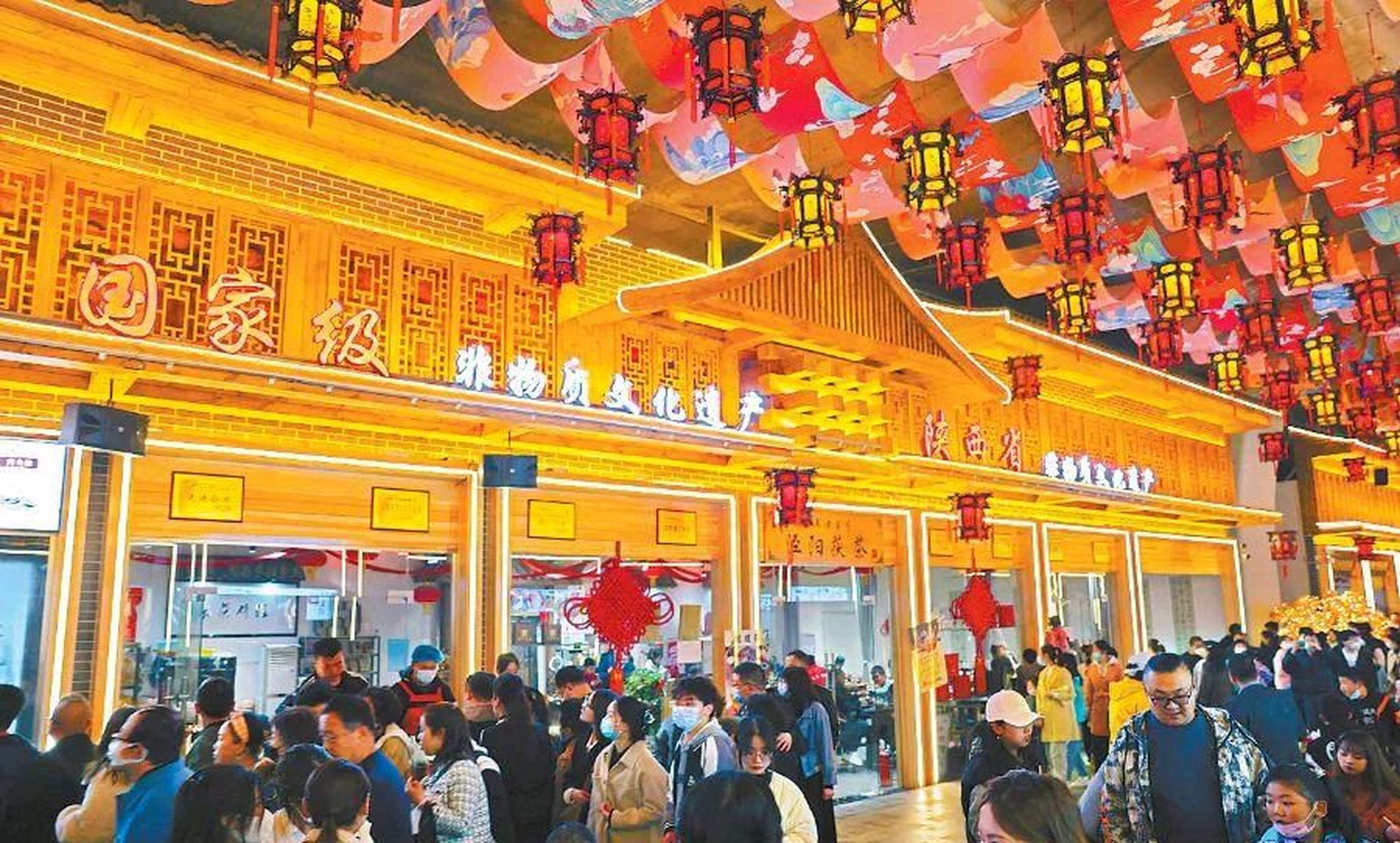 "兰州回应一夜市需扫码测温",相关指示牌是市场前期尚未完工时制作的