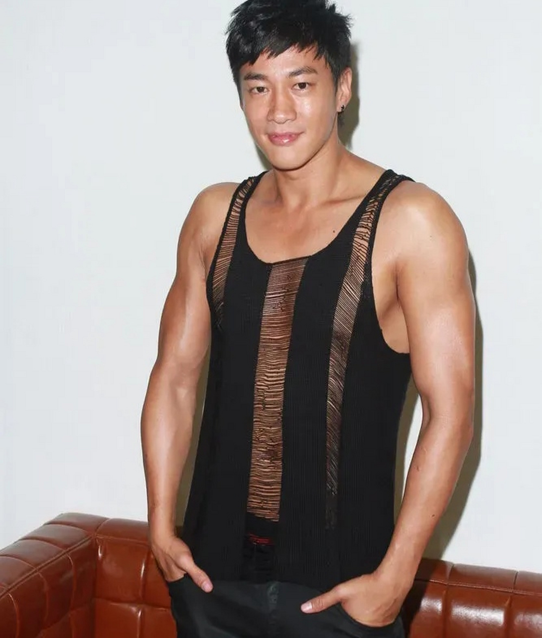 何润东,台湾知名演员和歌手,自从出道以来,其感情生活备受关注,曾与多