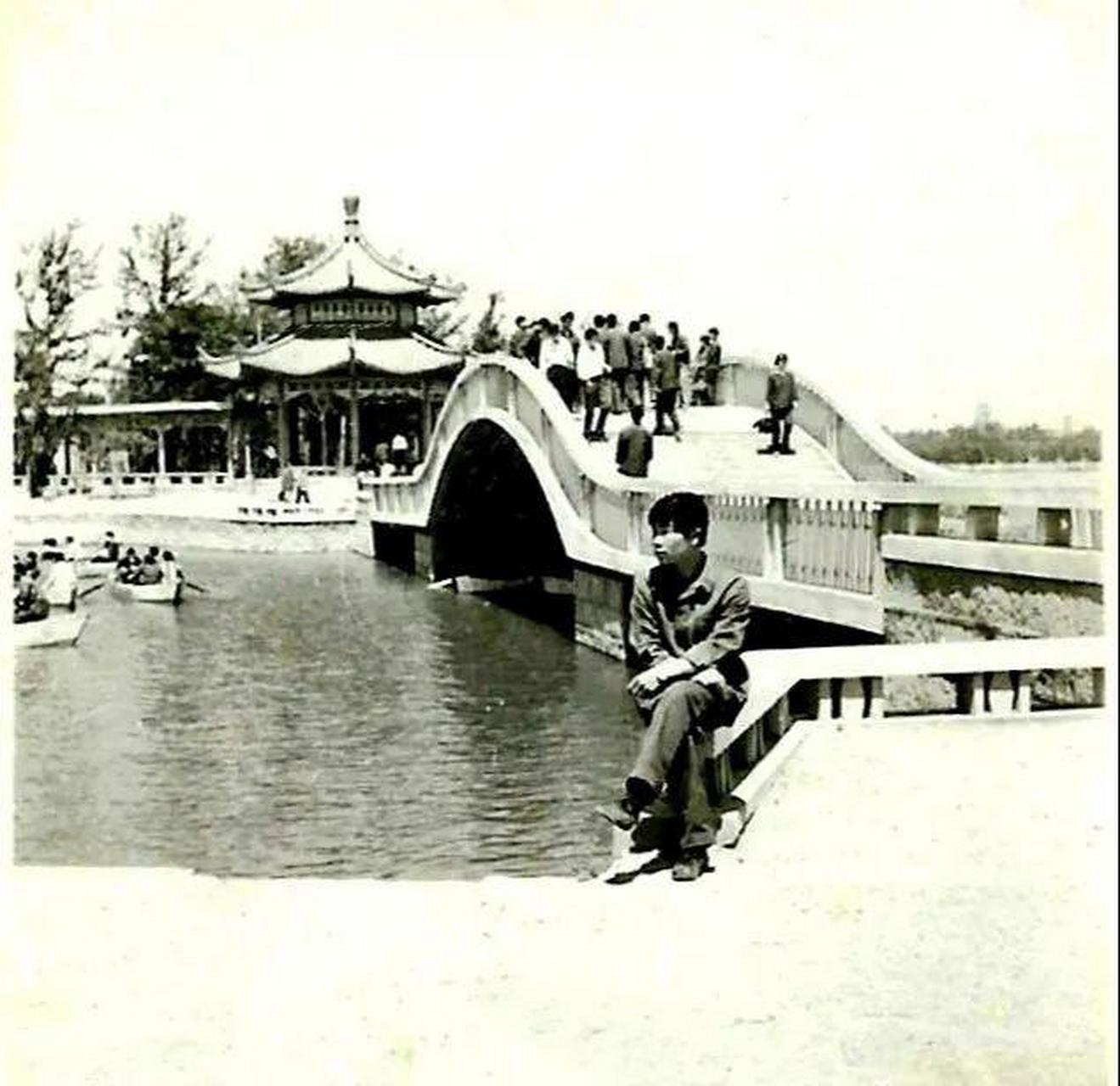 老照片  上世纪70年代的天津水上公园,坐在围栏边上的小哥好忧郁