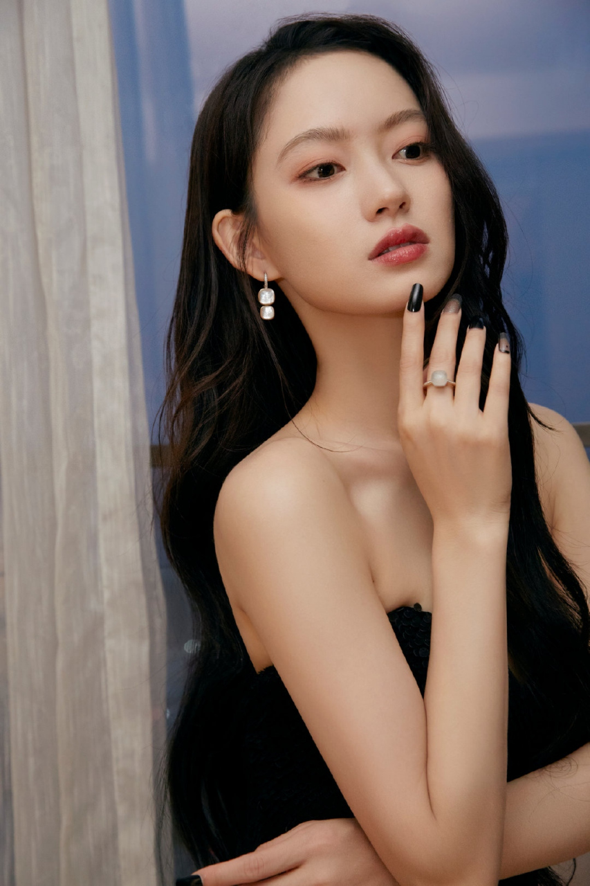 陈雨锶# 一袭黑色抹胸裙,丰满傲人的事业线,性感迷人,清纯甜美的容颜