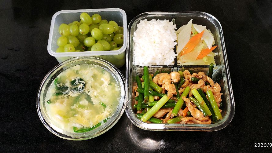 给老婆送午餐的第三十四天,莴笋炒山药和鸡肉丝炒蒜苔,超好吃