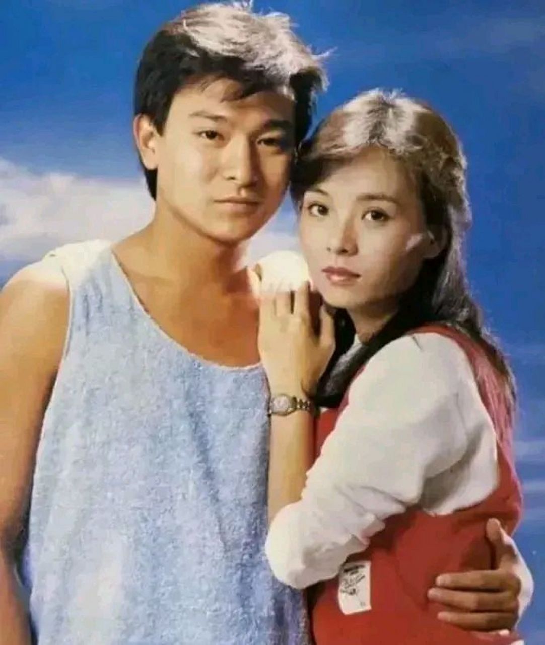 1984年,出道不久的刘德华和陈玉莲,留下了这张看起来非常亲密的合影.