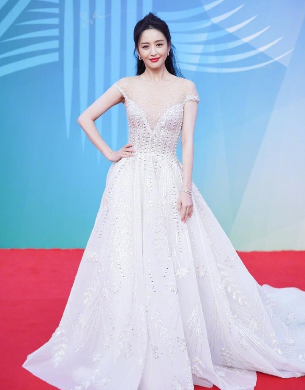 看端庄甜美的佟丽娅,穿着吊带的薄纱白礼服裙,完美无瑕,看她纤细高挑