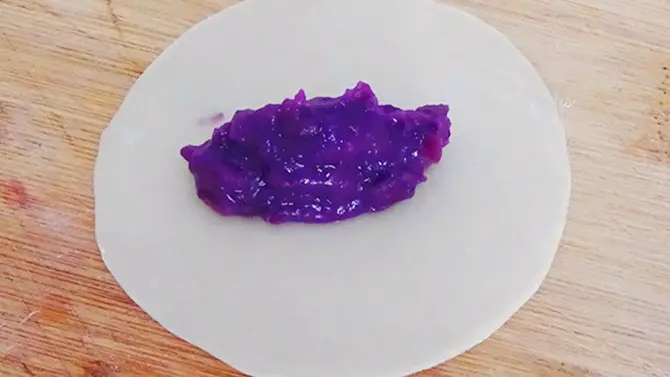 几张饺子皮、两个紫薯,做出了饺皮紫薯派、朋友们这种派有吃过吗