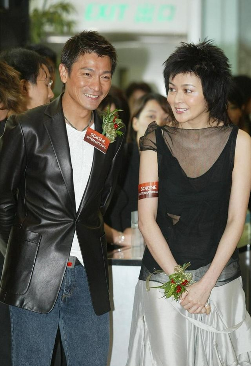 关之琳看刘德华的眼神不仅意味深长,而且在他面前始终有一种娇羞状