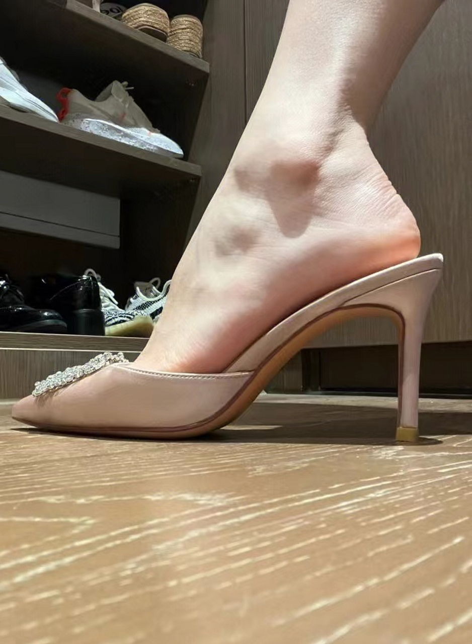 穿着高跟鞋走路有点响,不知道会不会吵到楼下了住户#美腿玉足