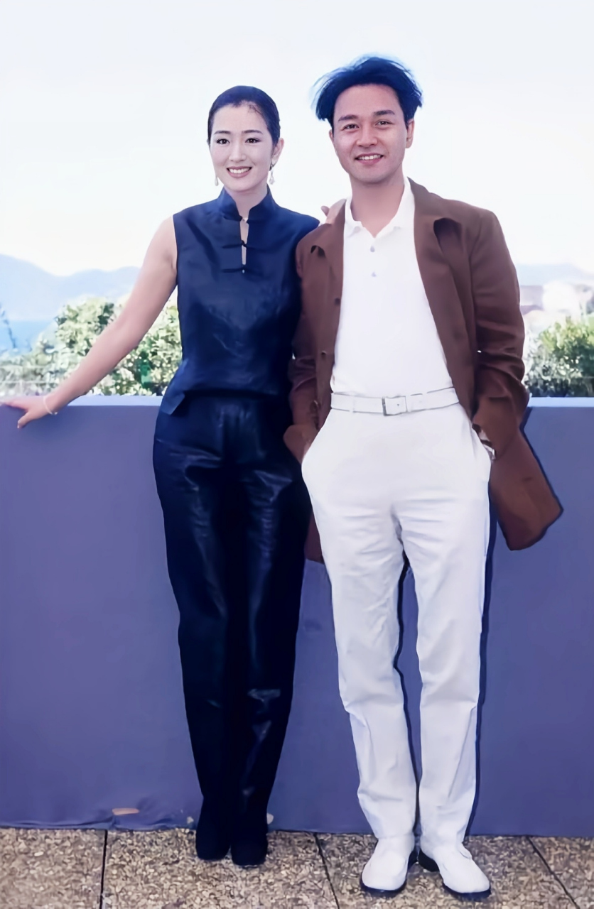 巩俐与"哥哥"早年合影,两位巨星同框,男女合照的天花板,满满的既视感