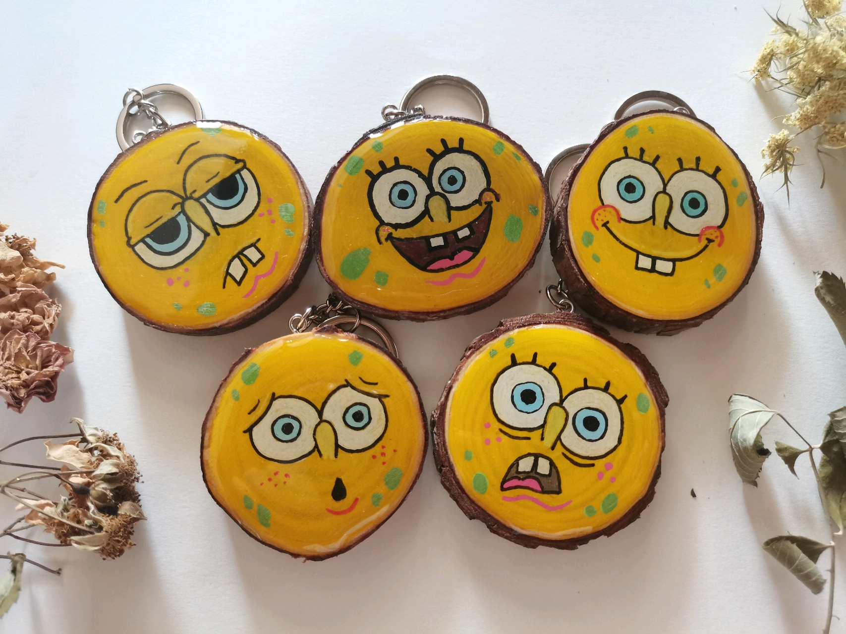 手绘的海绵宝宝钥匙扣[耶耶耶][耶耶耶][耶耶耶]喜欢的朋友们点赞收藏