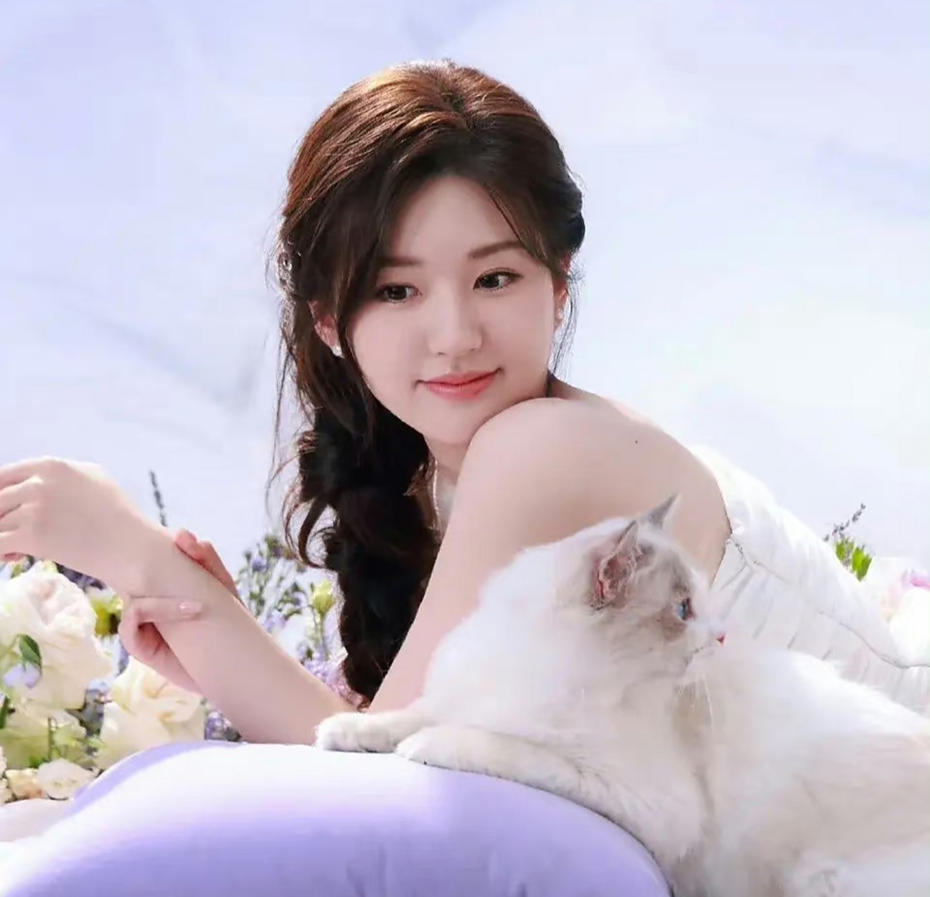 赵露思和杨紫同款麻花辫,两位美貌不相上下,你更喜欢谁呢?