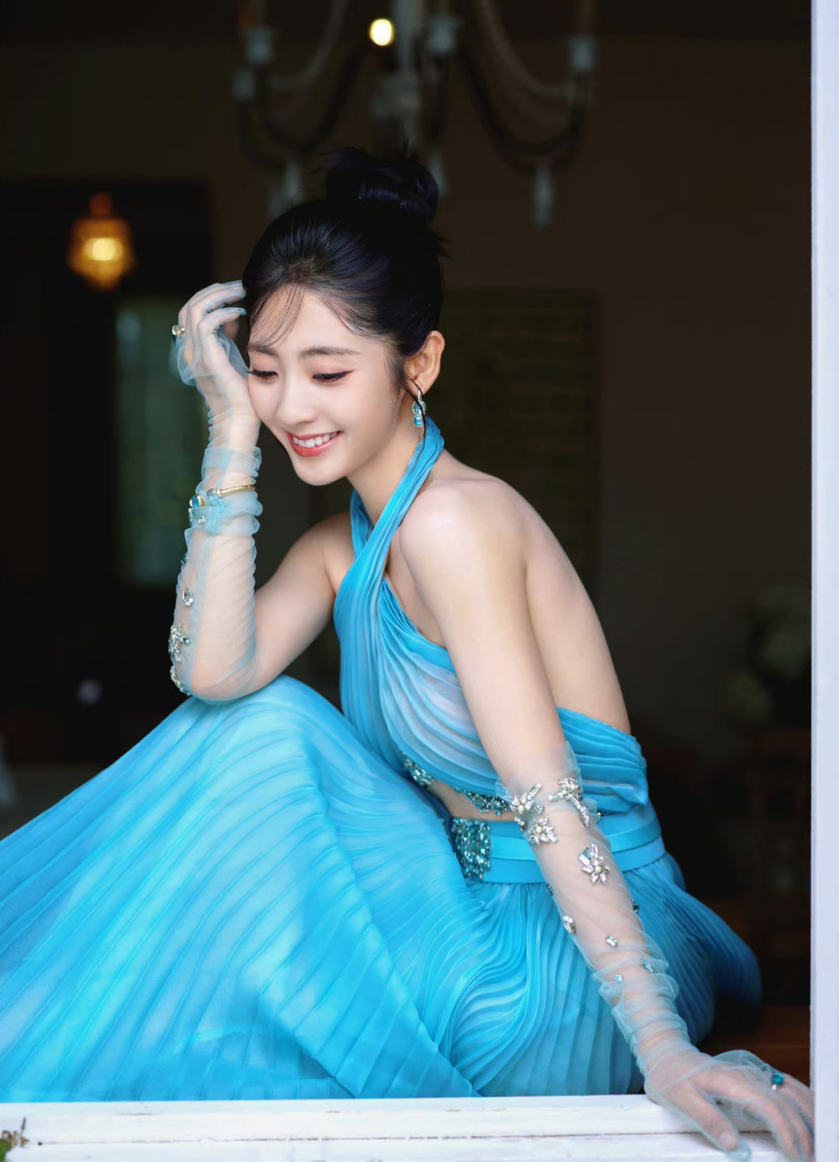 邢菲# 一袭蓝色挂脖露背纱裙,甜美清纯的容颜,白皙水嫩的肌肤,窈窕