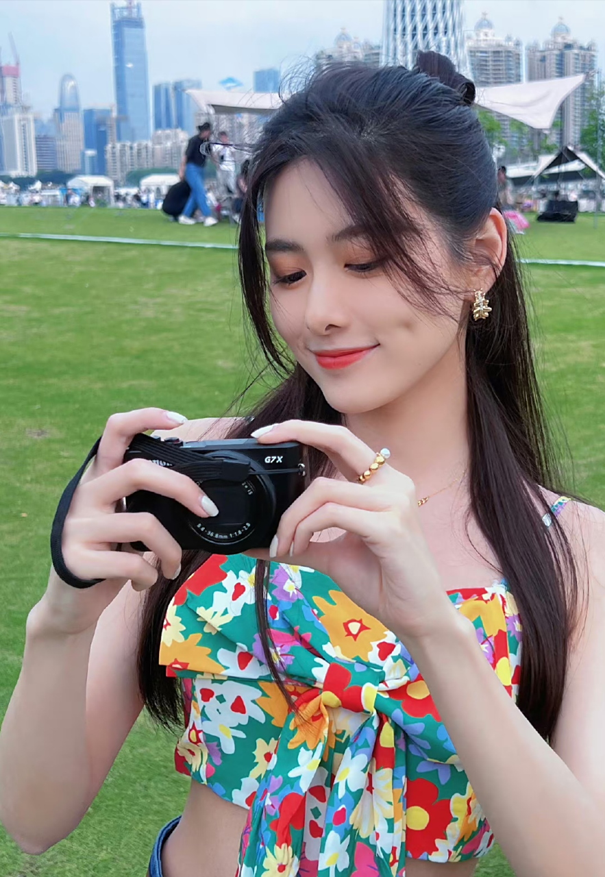 五一假期,看朱嘉倩的这组吊带好漂亮啊,她的发型很