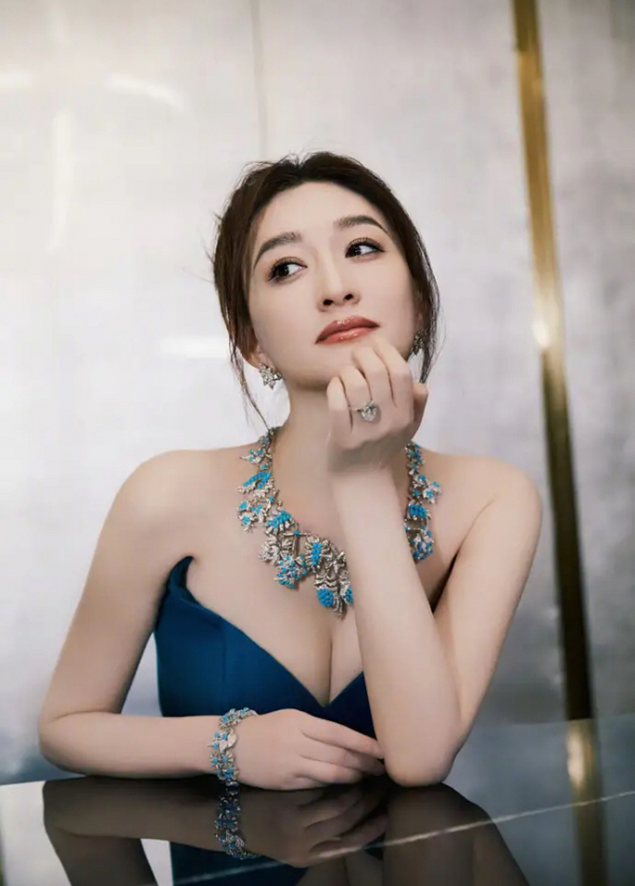 李小冉晒美照轰动网络,令网友称她为女王.