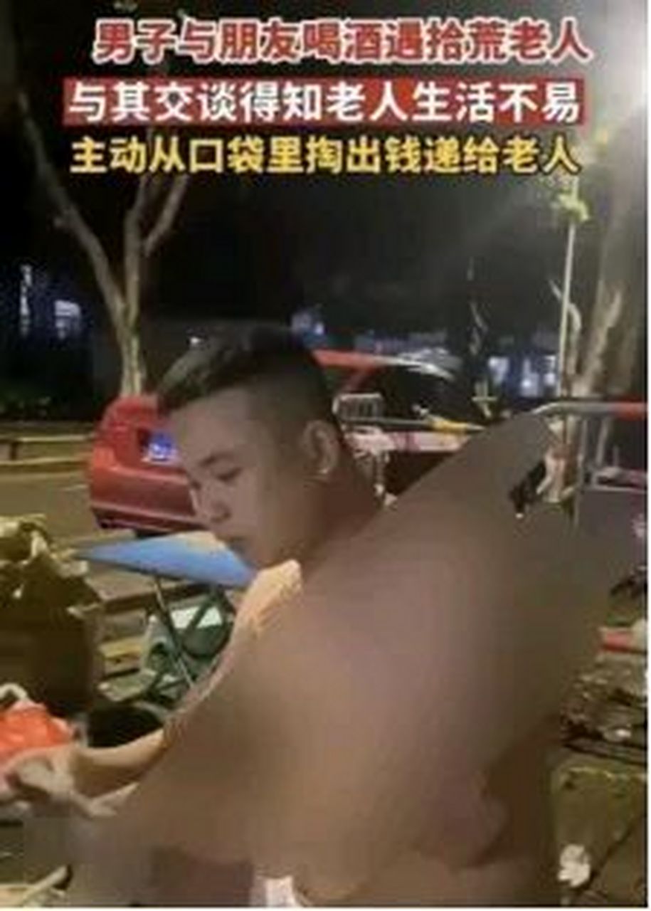 广东,一光膀纹身男子和朋友在路边喝酒,拾荒大娘却"不识相",上前讨要