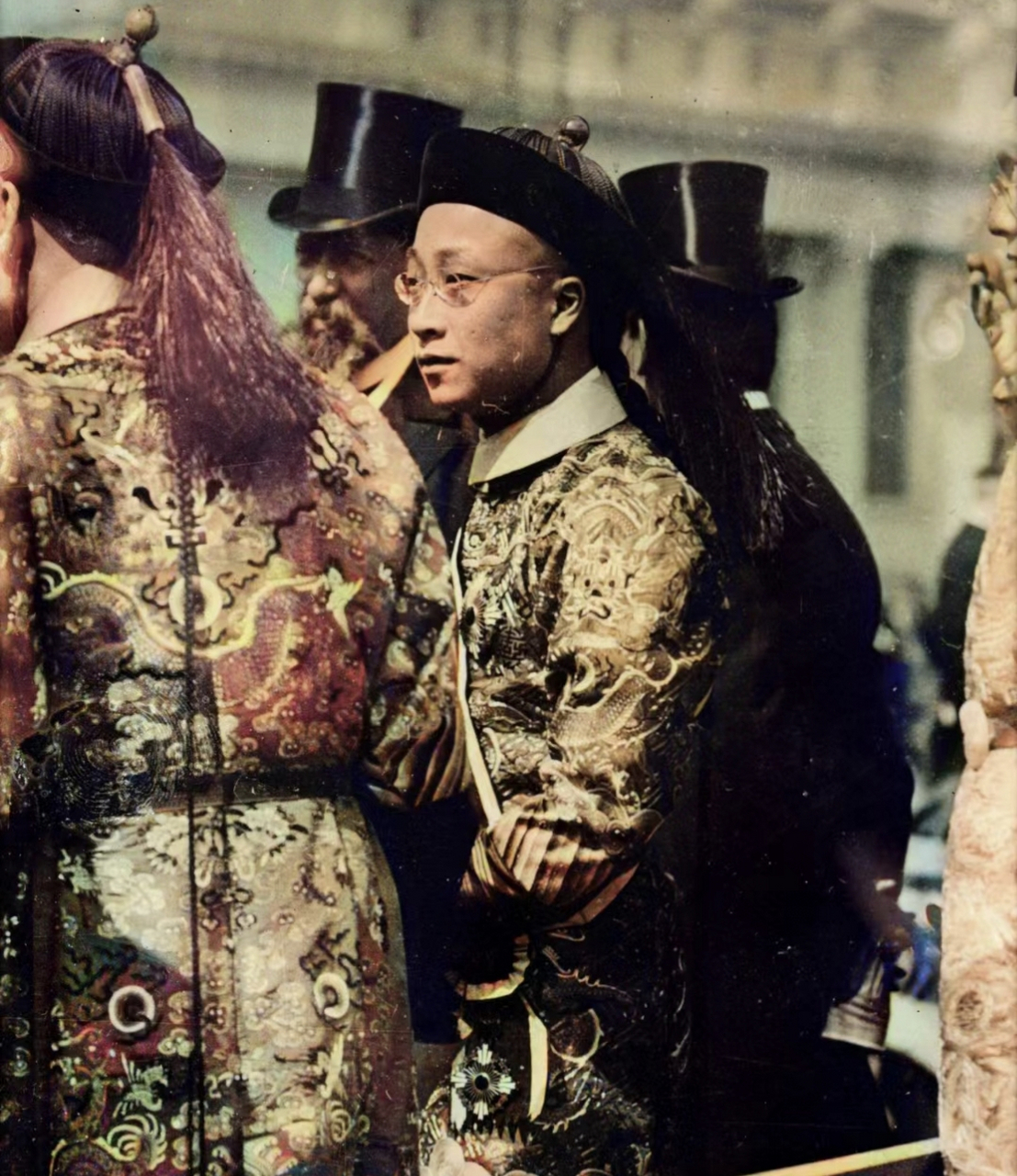 图片中的主人公叫爱新觉罗·溥伦,清高宗爱新觉罗·弘历五世孙,袭封