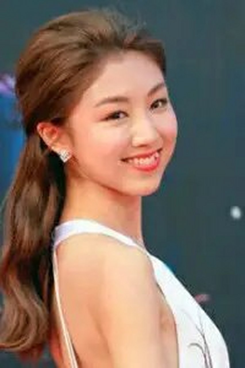 【长有虎牙的五大美女明星】  第五位:颜卓灵  上榜原因:综艺《演员请