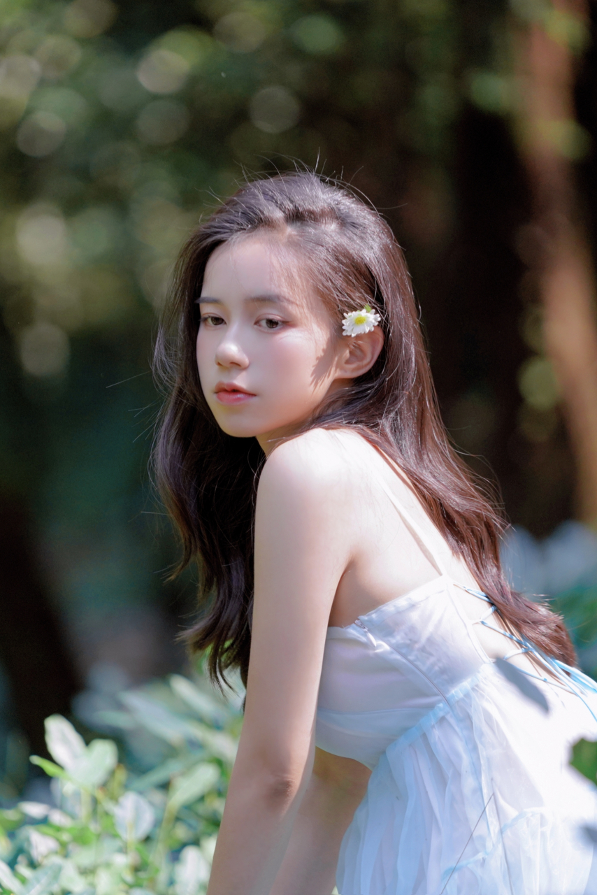 长发美女户外山水背景写真,景美人更美