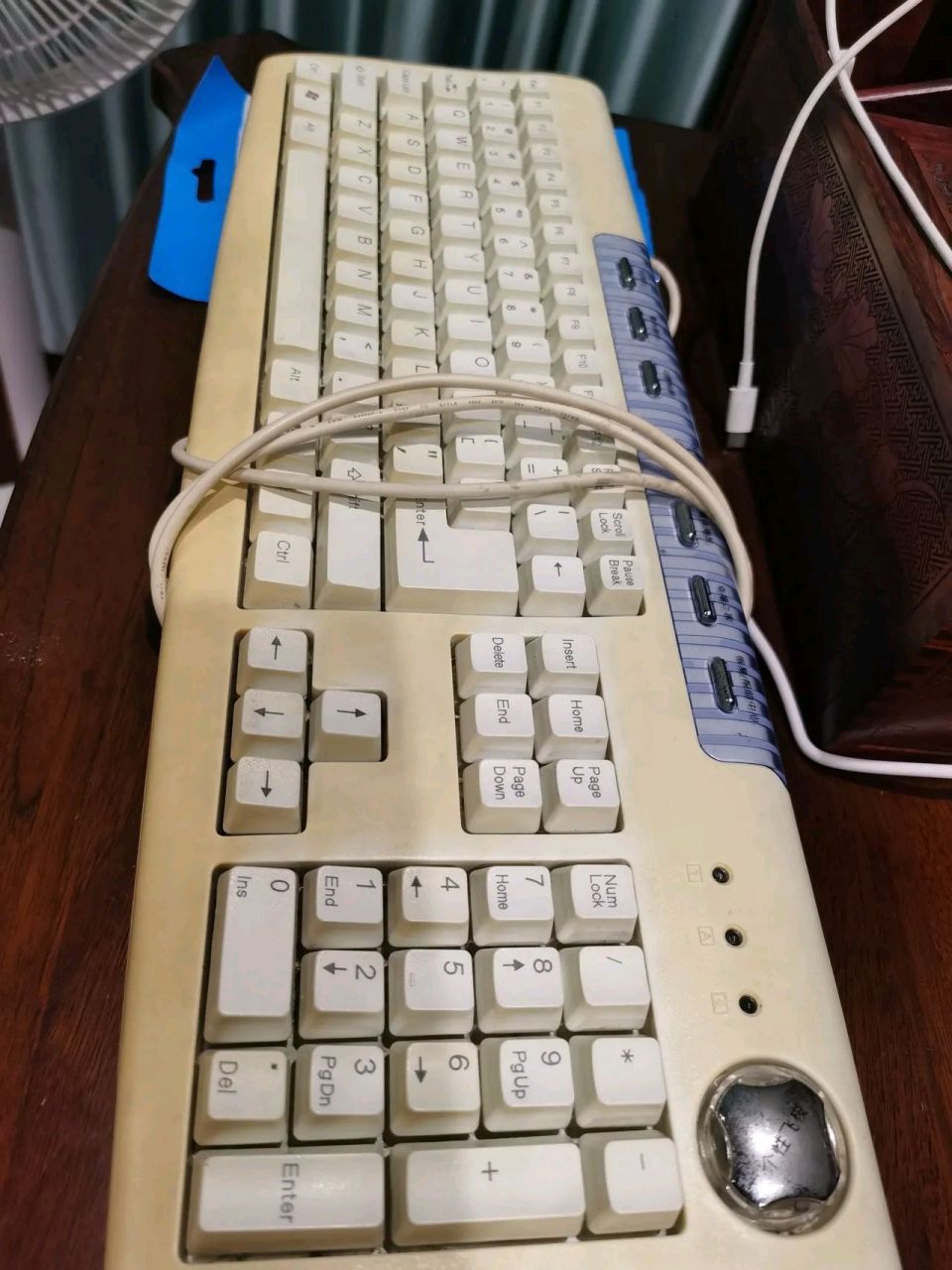 五六百的所谓机械键盘,实在是有些夸张了,这不就以前的最老式的键盘吗