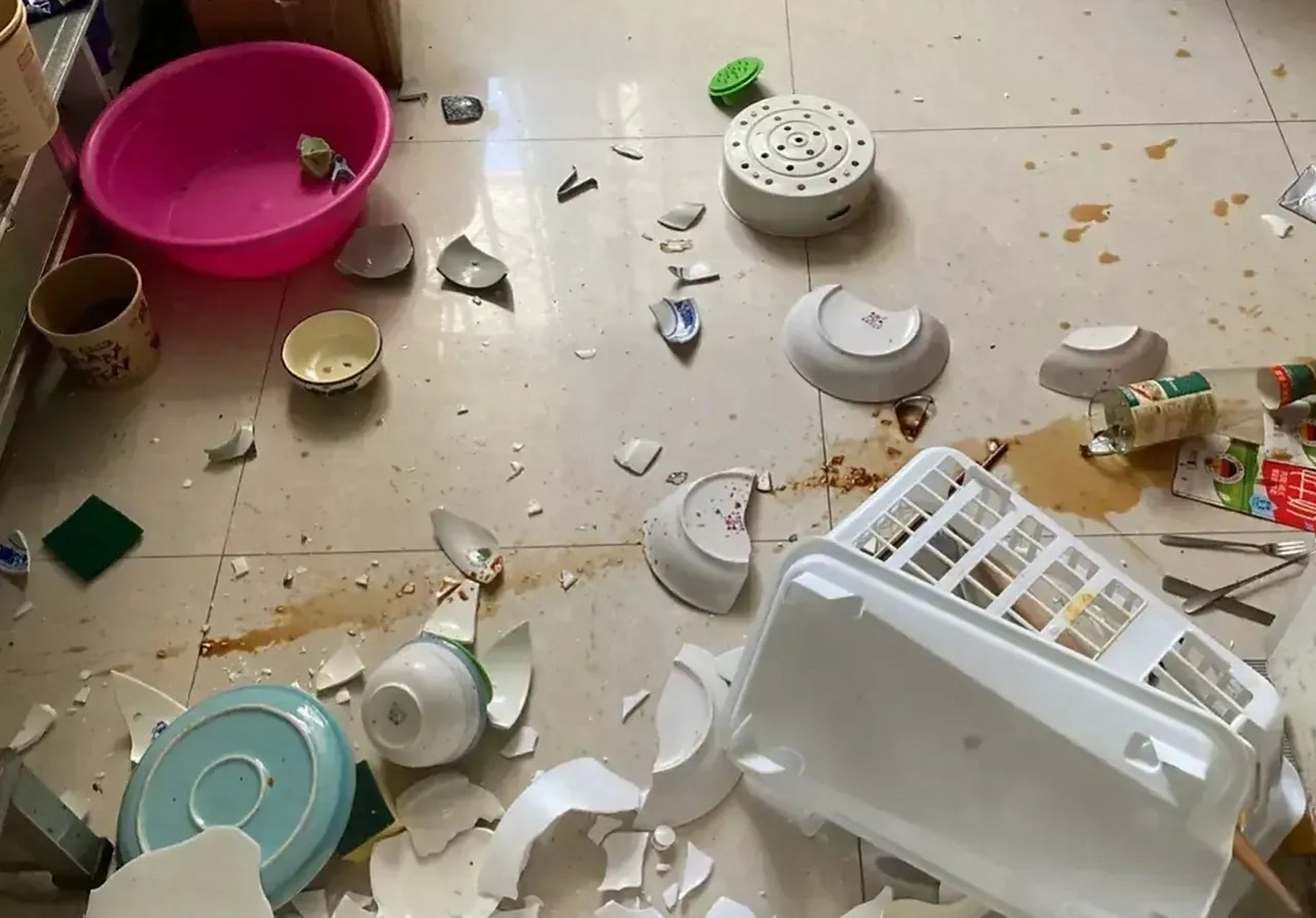 我今天把家给砸了,这样的日子谁愿意过谁过 跟老公离婚几个月了,想着