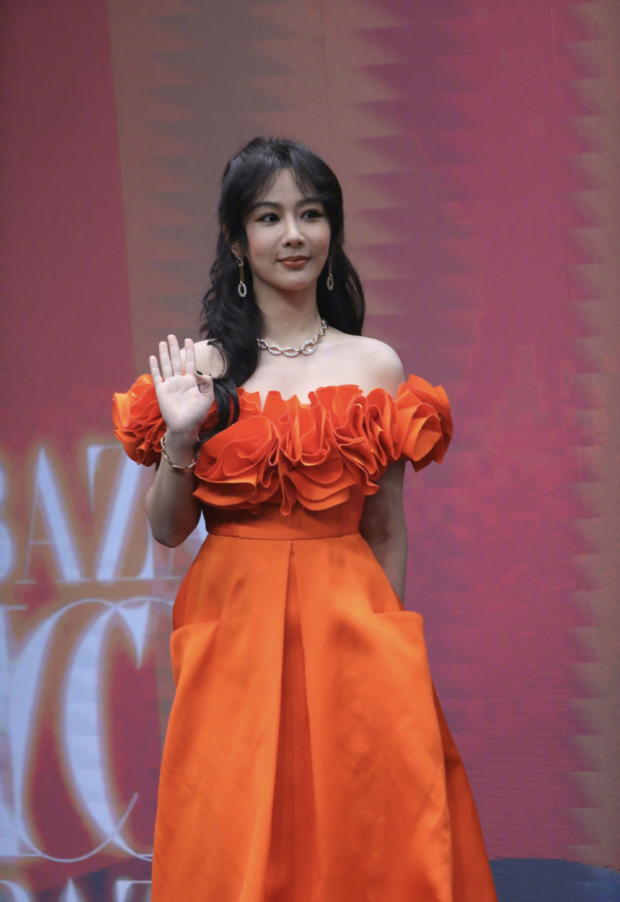 杨紫发型很洋气,但是裙子又是复古风,搭配起来不好看,翻遍全网也没