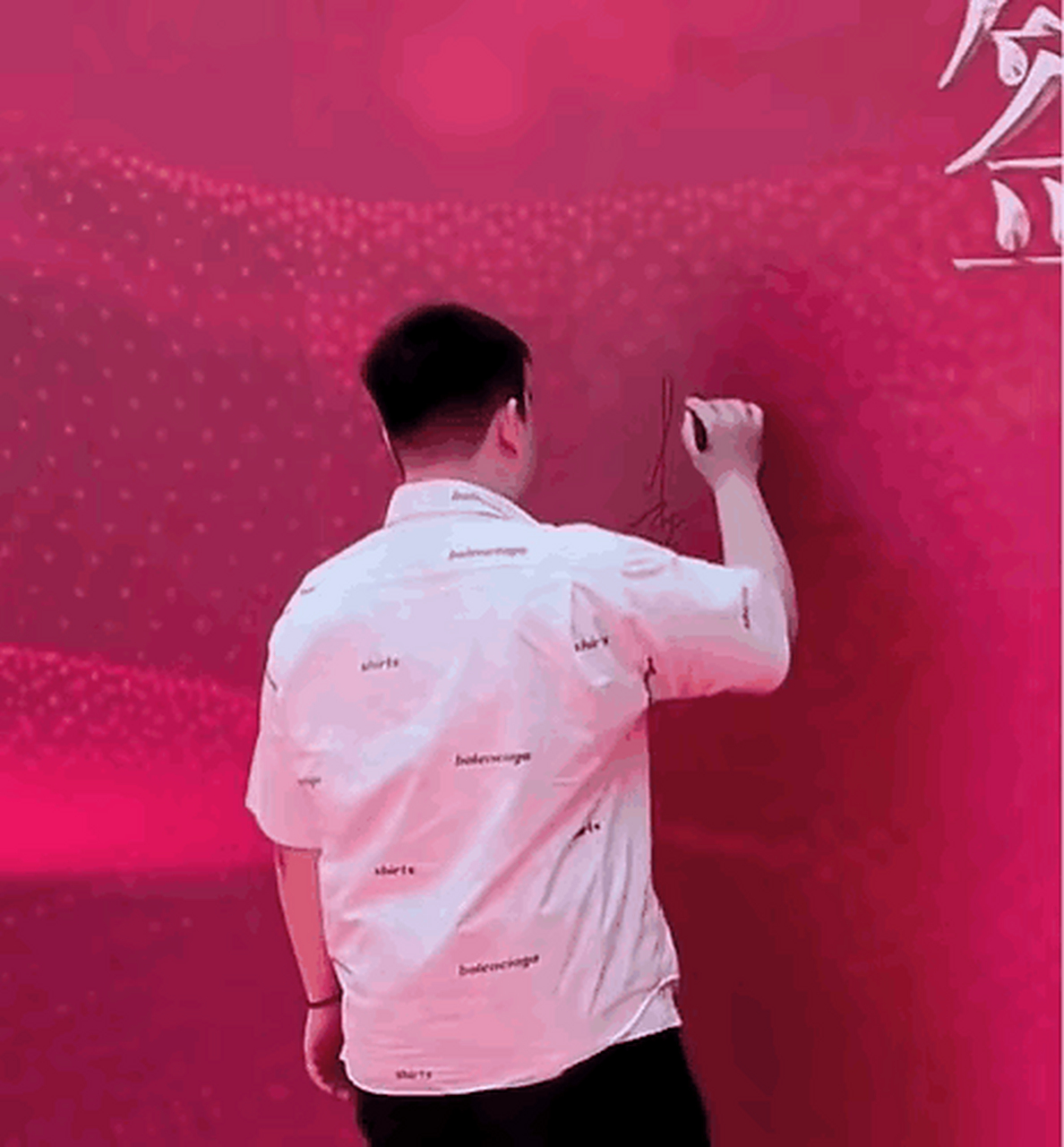 要知道以前没有赵本山的小品,全国人都不看春晚,本山的地位不言而喻.