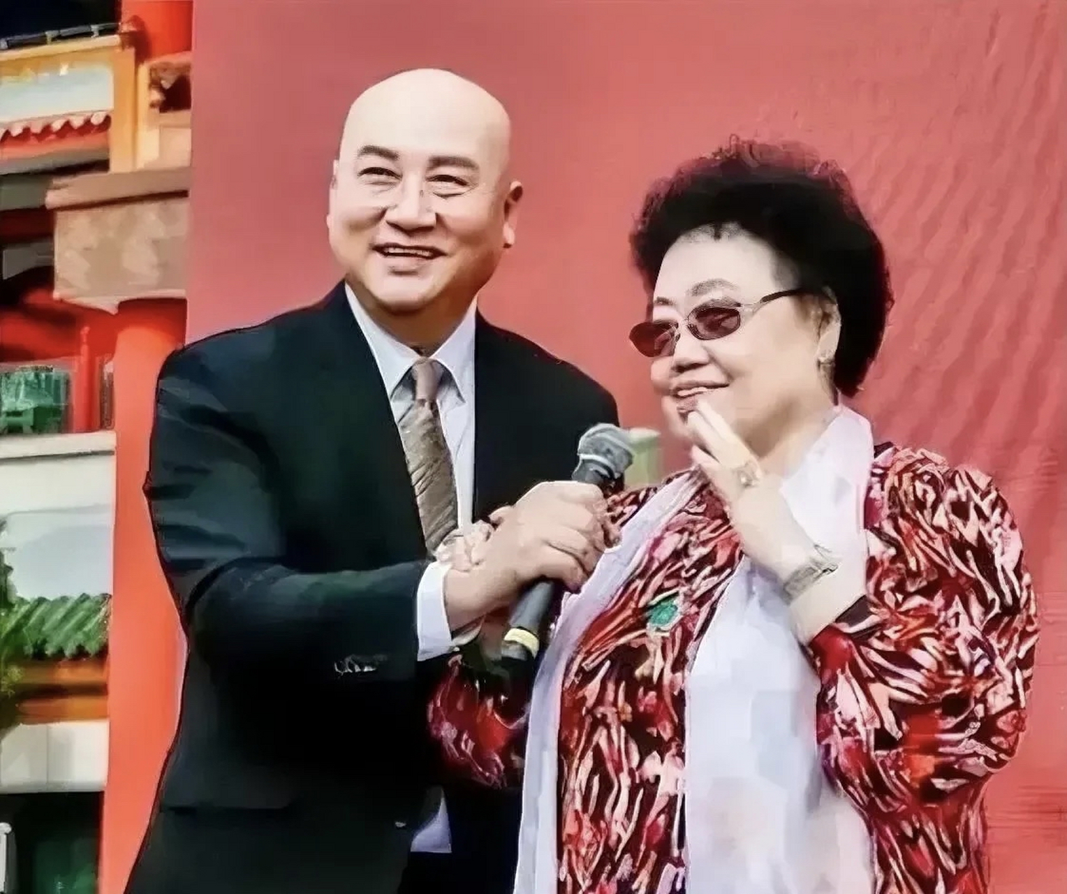 洞房花烛之夜,迟重瑞刚要熄灯休息时,陈丽华突然说:"且慢,你要答应我