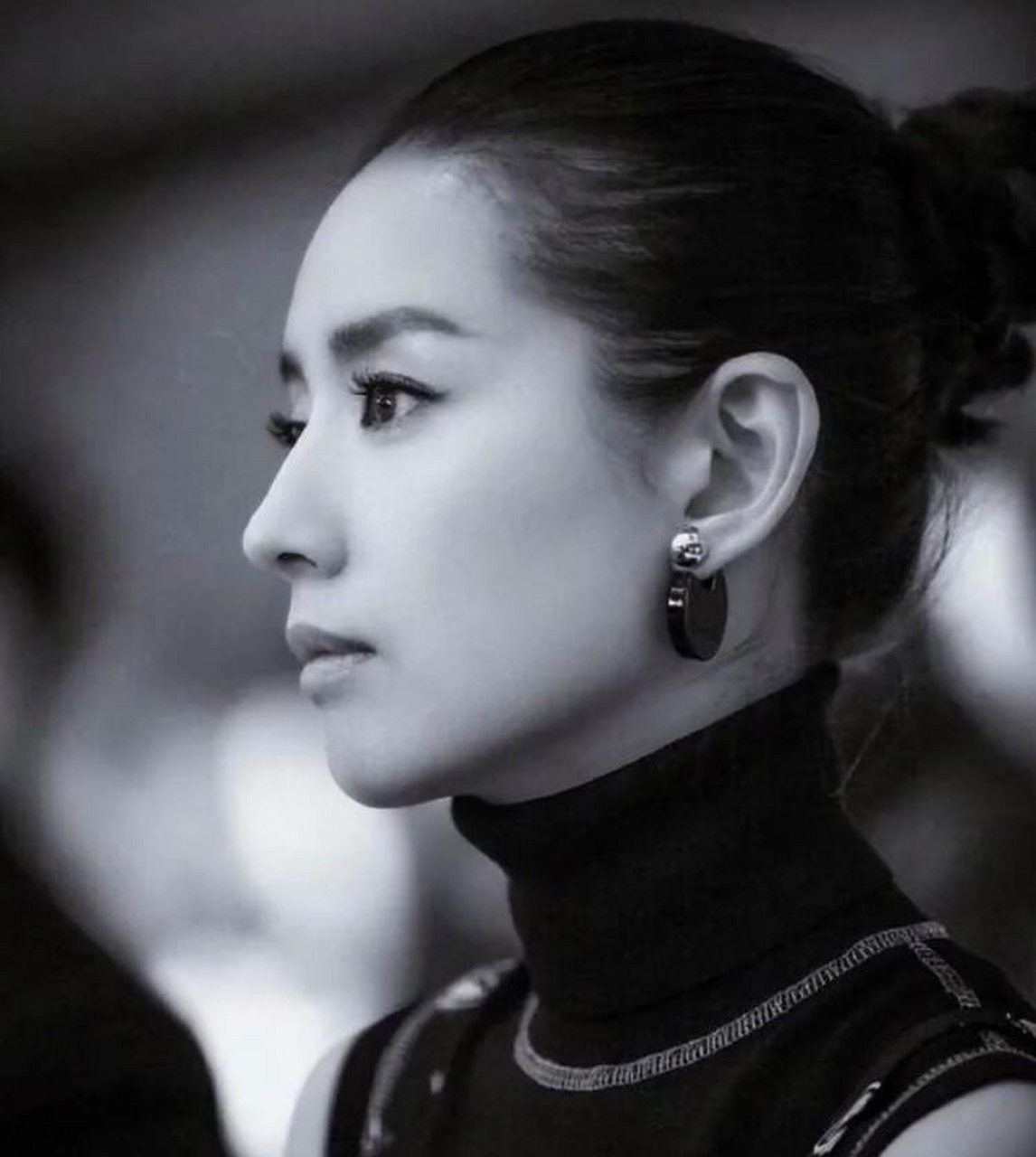 董洁的鼻子很好看,但是有些轻微的凸嘴.