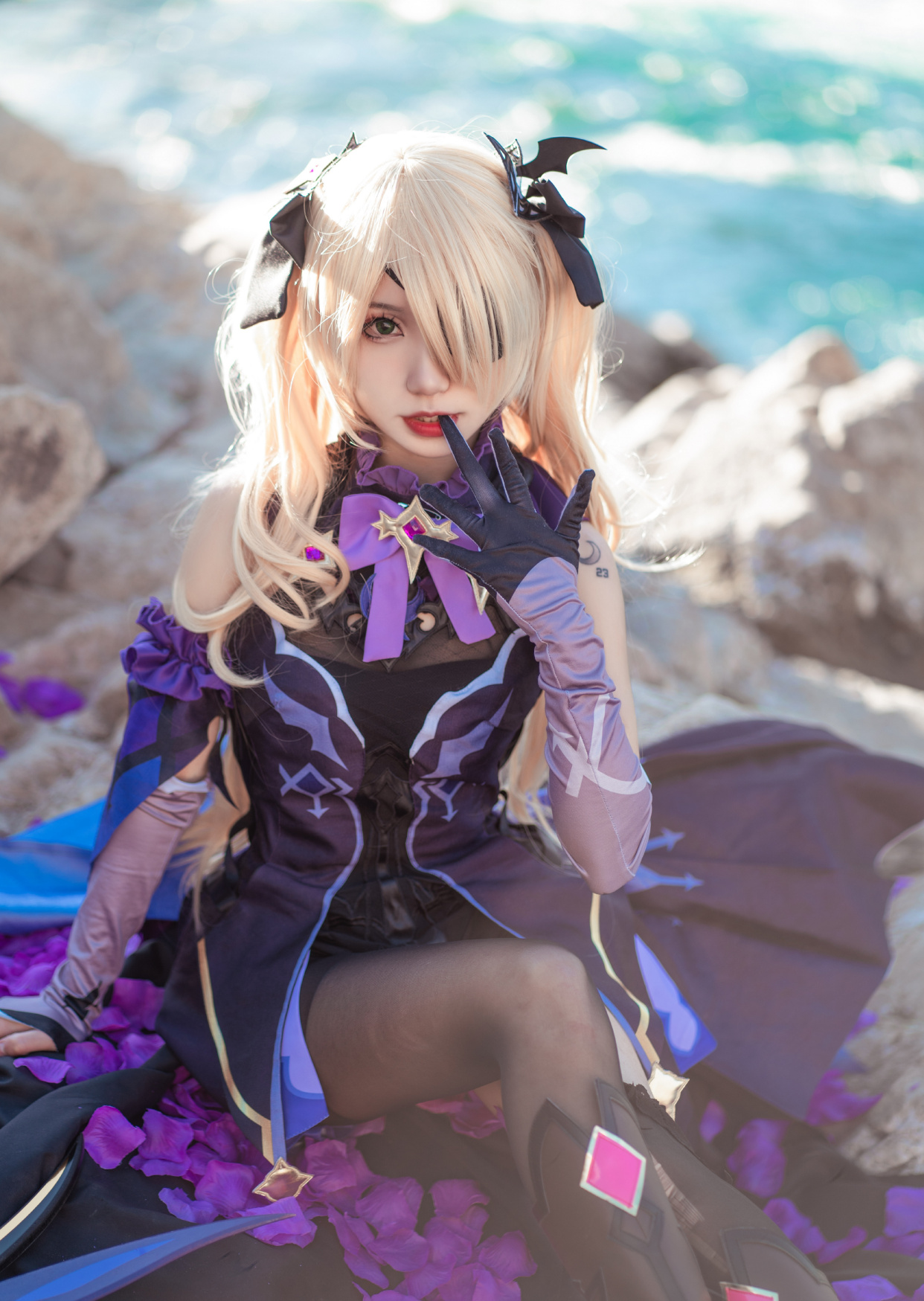 《原神》菲谢尔cos,身材纤细,看起来楚楚动人