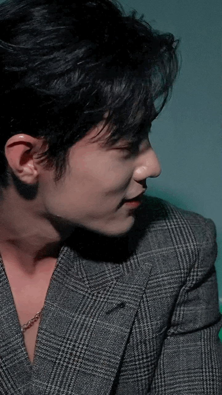 古驰寰宇展中,肖战喝酒了,面红耳赤的和舒淇交谈