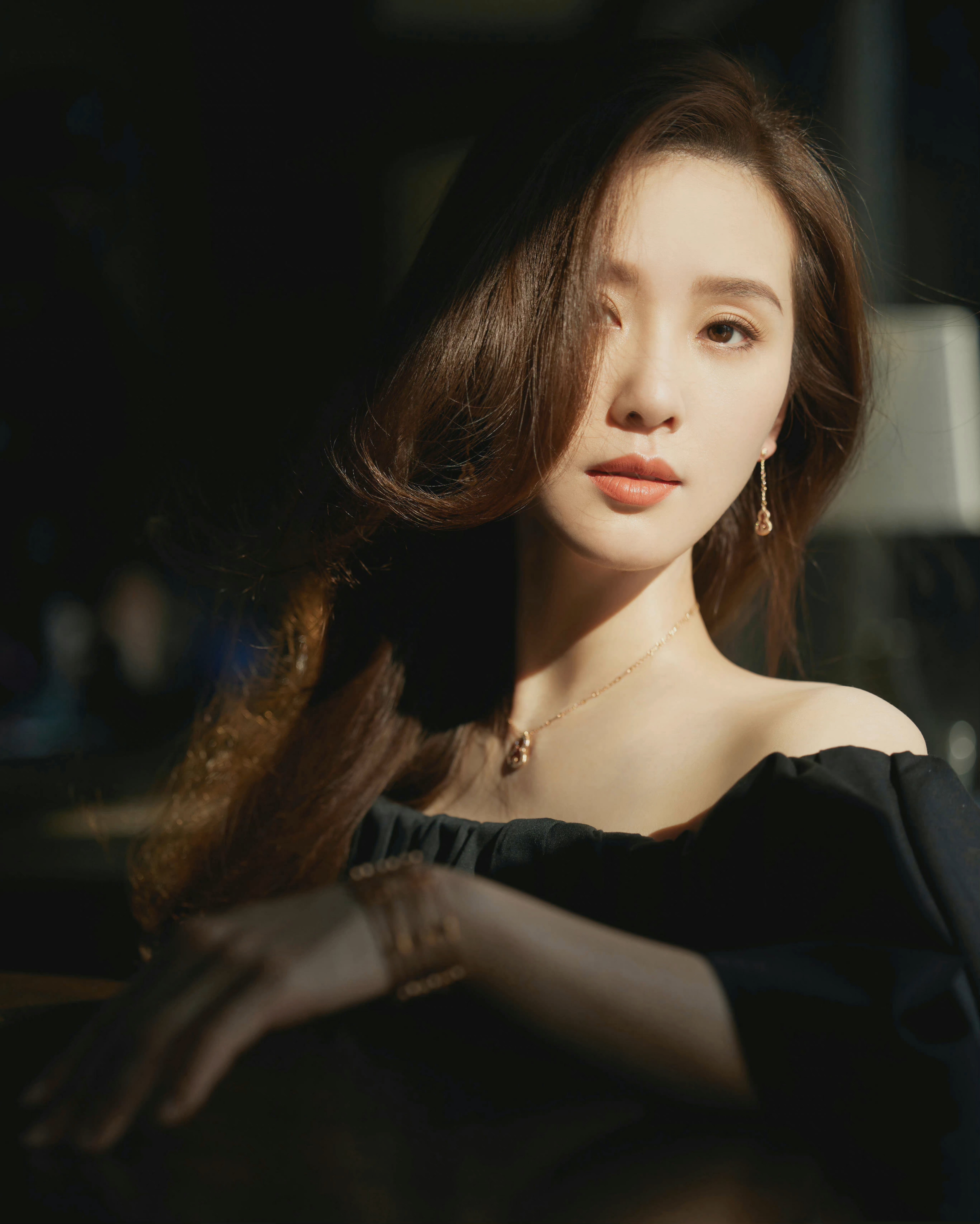 刘诗诗一字肩礼服,尽显她天鹅颈和完美肩颈线条,整个人优雅妩媚