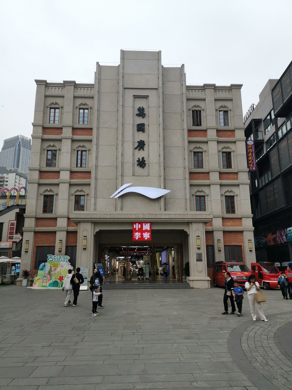 三十多年前在南宁读书时,经常到朝阳广场,和平商场,百货大楼,新华书店