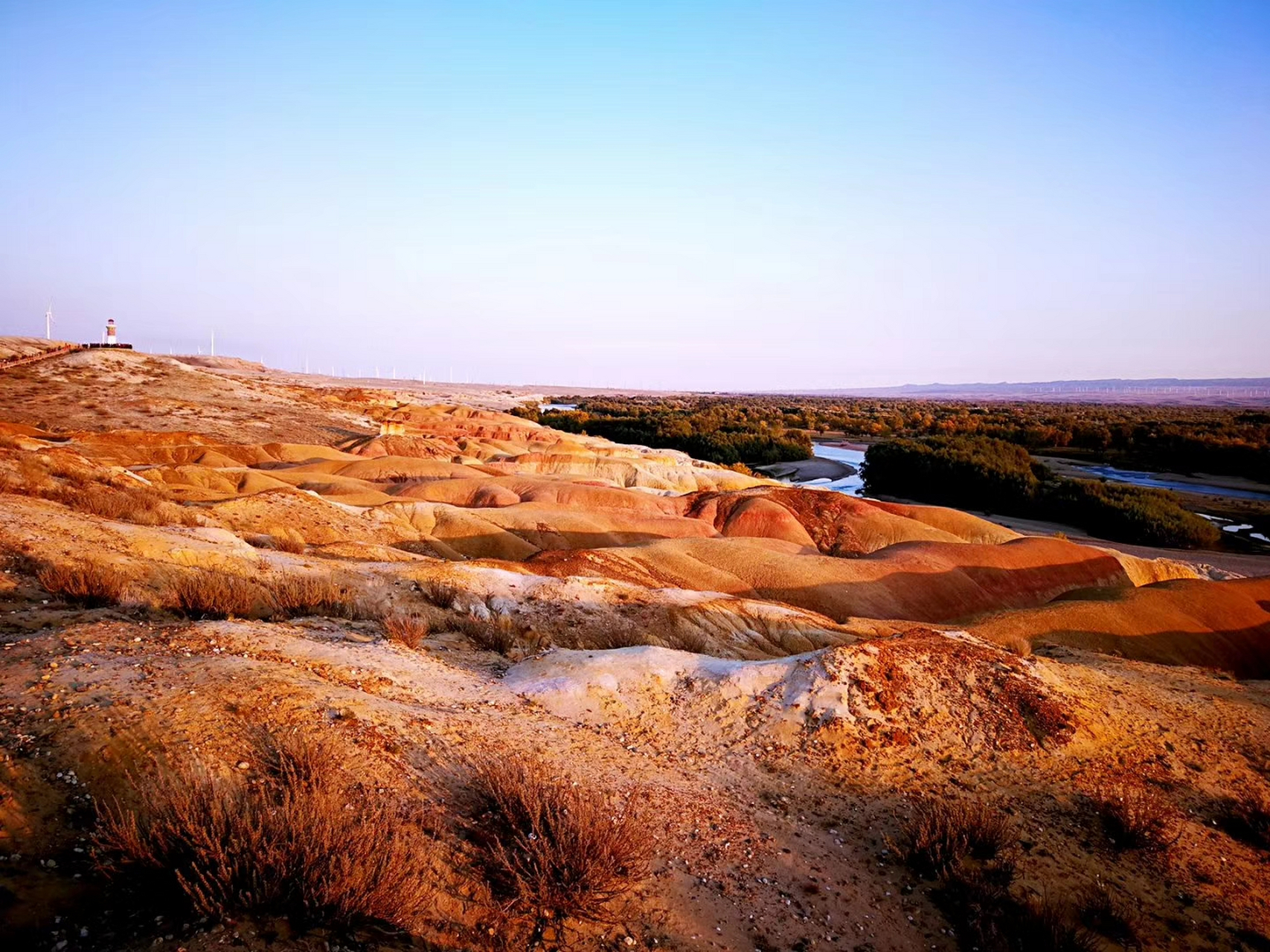 新疆布尔津五彩滩,落日余晖下最为壮观.美到窒息