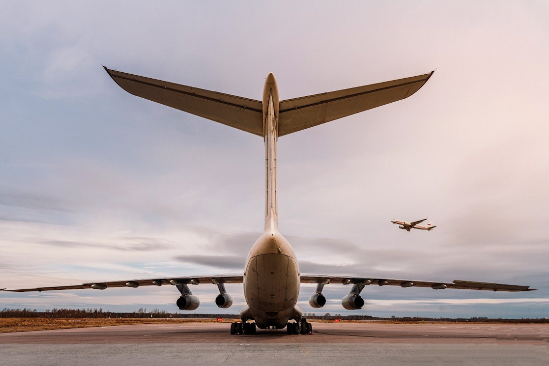 伊尔76运输机,曾是解放军空军最大的运输机,数量还不是很多,需要看