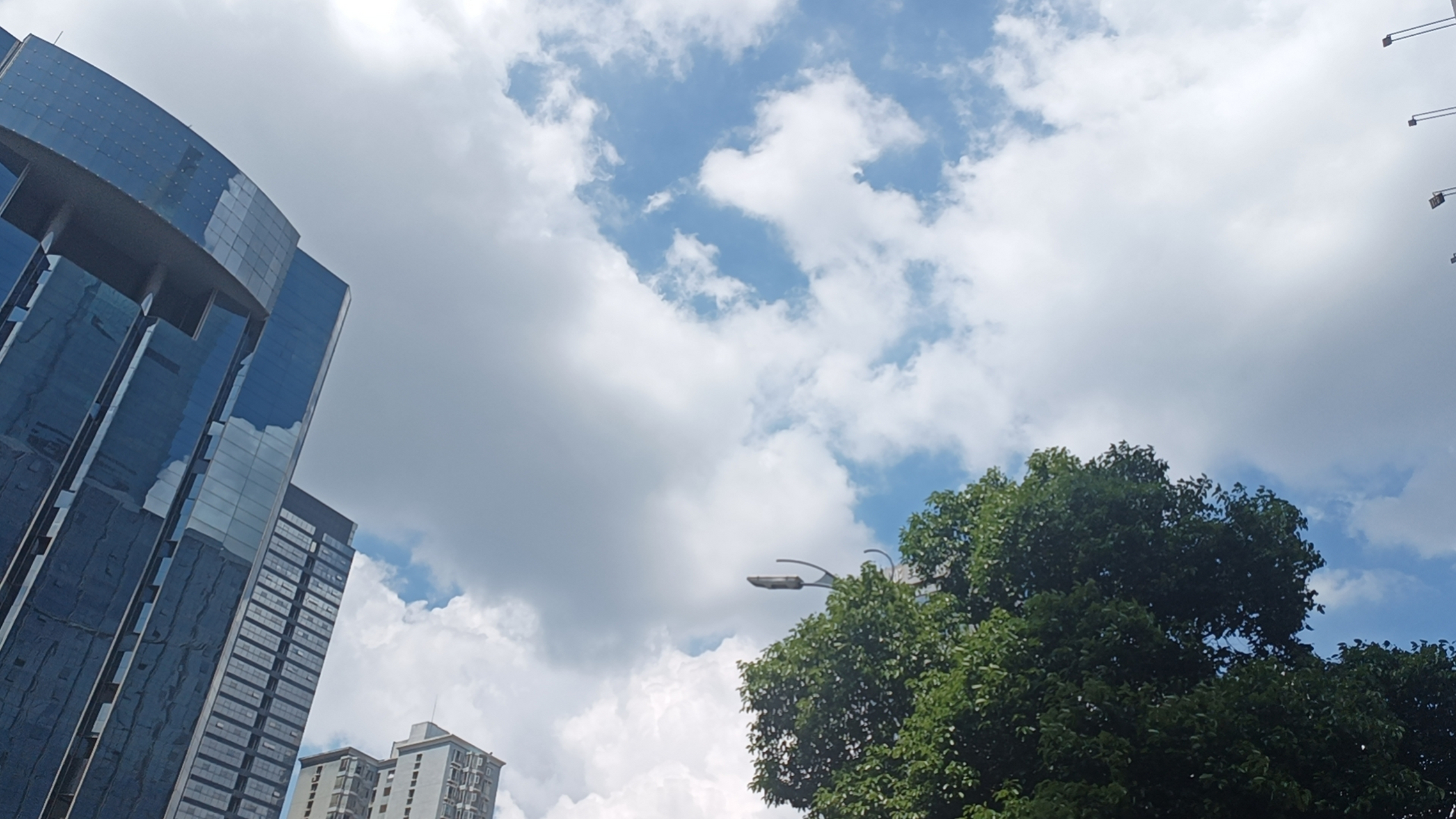 心情不好的時候,那就抬頭仰望天空,天空那麼大,那麼美,一定可以容下你