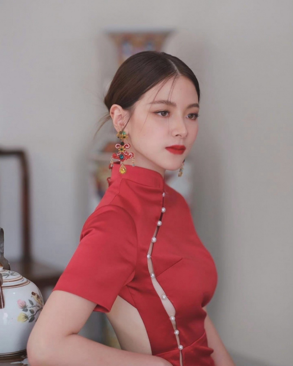 泰国女星"小水"平采娜福利图赏 穿高开叉旗袍美艳十足!