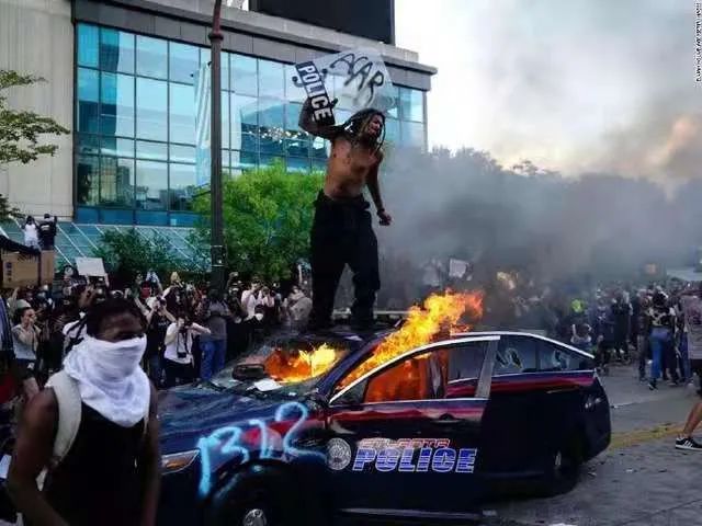 撕裂美国社会的"夺命三板斧"