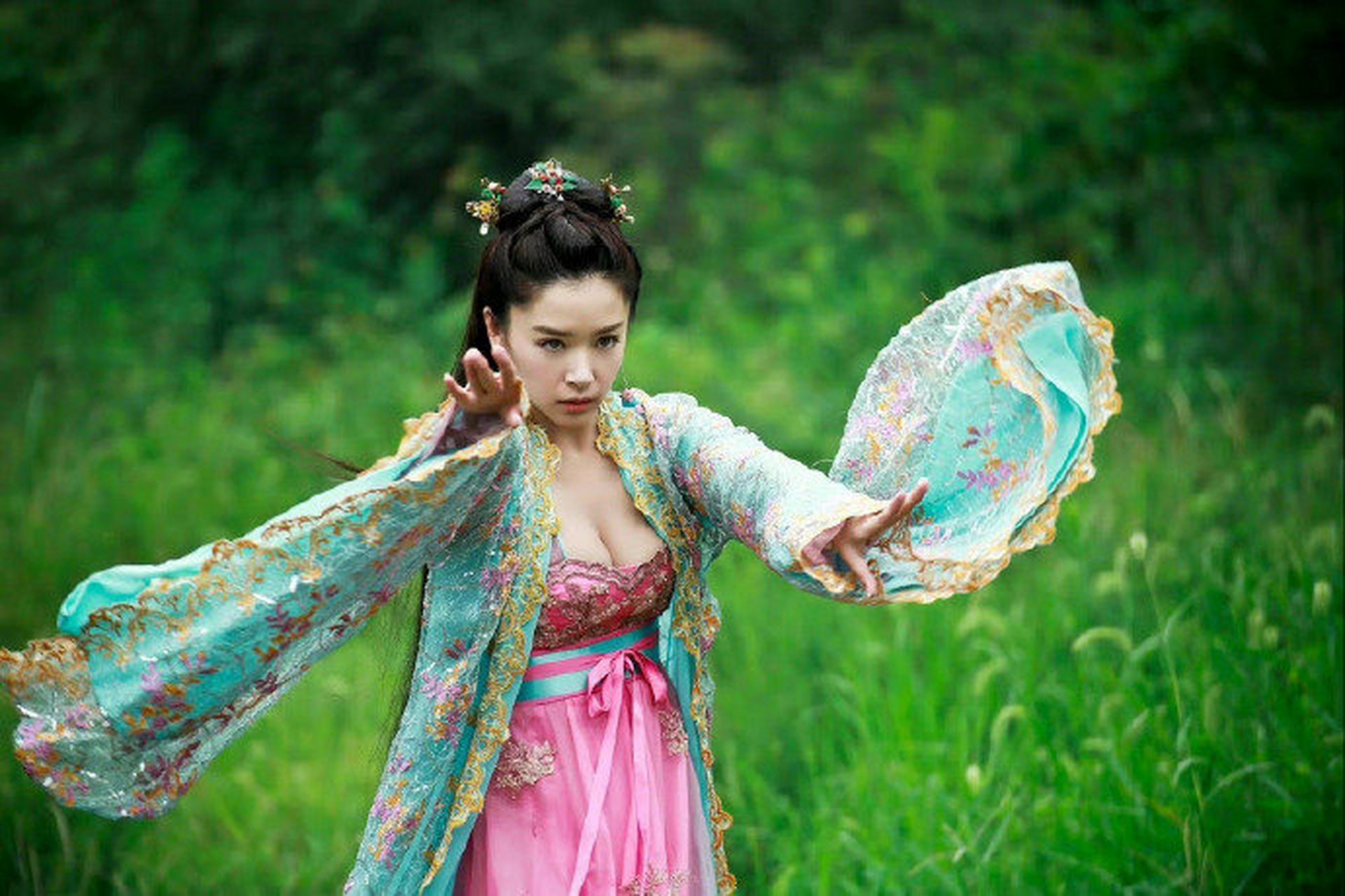 阚清子《通天狄仁杰》"慕容清"剧照 676767#娱乐最前沿# #性感