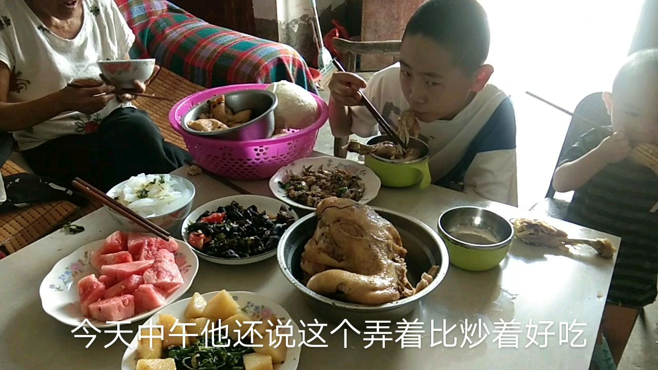 今天大儿子过生日,我给他在电饭煲里做烧鸡,全家人都抢着吃