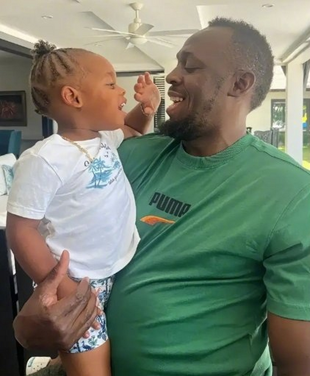 巨星博尔特更新个人社交平台,晒出近照,只见他抱着宝贝儿子亲密自拍